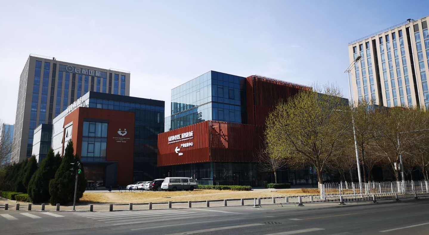 高压阀门产品展示，工业设备，金属材质，精密制造，现代工厂车间背景