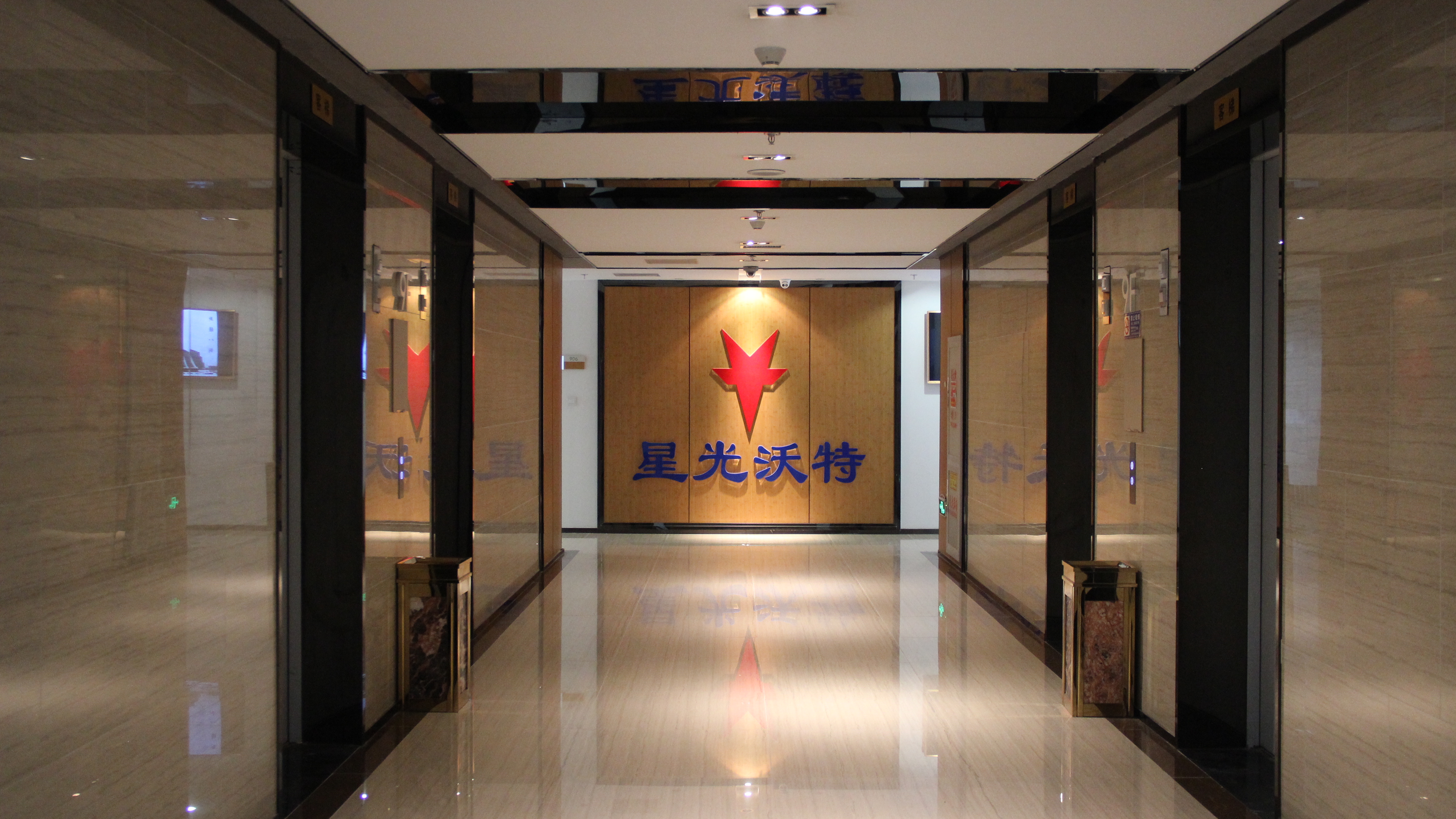 高压阀门产品展示，工业设备，金属材质，精密制造，现代工厂车间背景