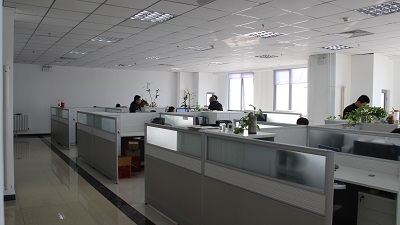 公司办公大楼外观，现代化建筑，玻璃幕墙，企业标识，绿色植物环绕