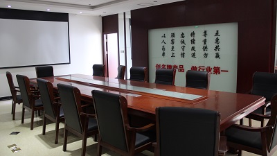 现代化工厂车间内部，工人操作设备，生产线运转，安全防护措施完善