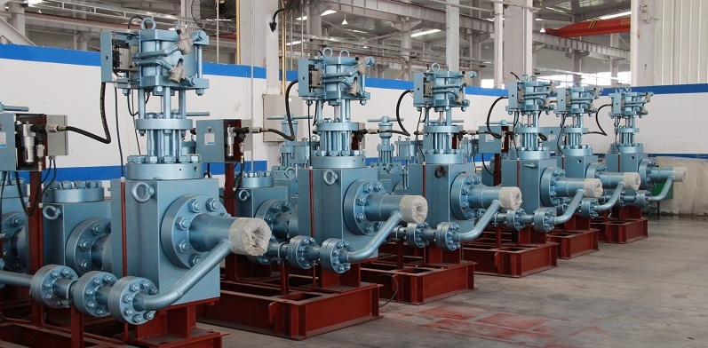 高压阀门生产车间，自动化生产线，工人操作精密设备，现代化制造环境